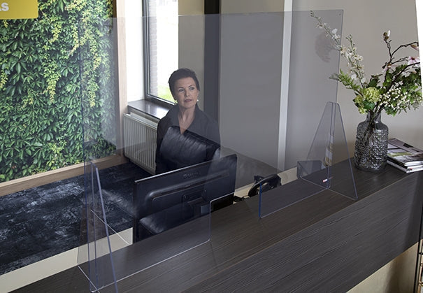 STAS plexiglas scherm - staand, met uitsparing en plexiglas voet 115x80 cm, de oplossing tegen ziektekiemen.