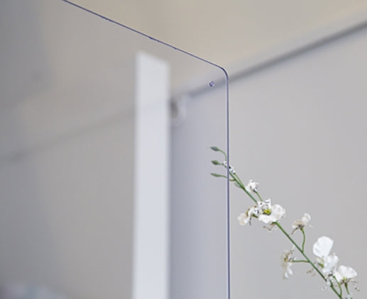 STAS plexiglas scherm - staand, met uitsparing en plexiglas voet 115x80 cm, 5mm dik voor optimale transparantie.