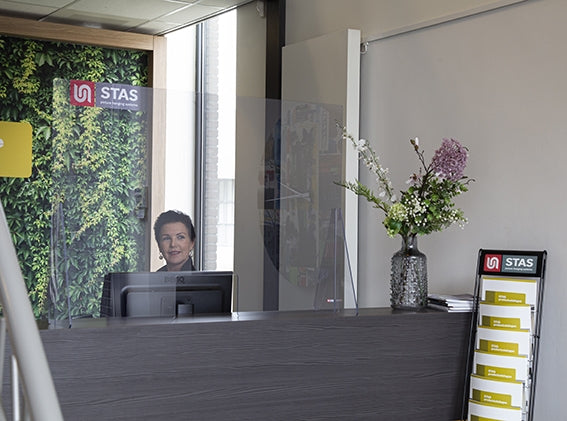 STAS plexiglas scherm - staand, met uitsparing en plexiglas voet 115x80 cm, makkelijk te verplaatsen en installeren.
