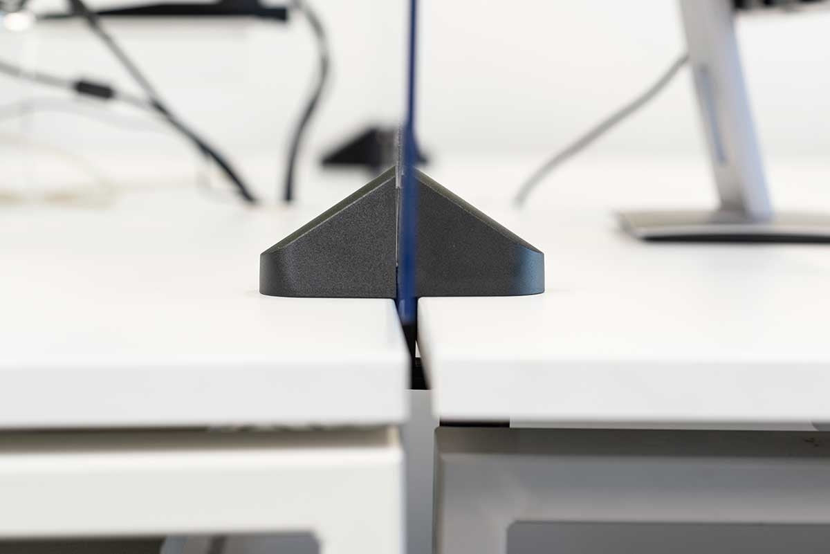 STAS bureauklem tussenstuk, ideaal voor het creëren van veilige werkplekken met plexiglas schermen op bureaus.