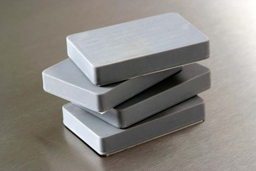 Bordmagneet met dubbelzijdige tape en anti-slip coating, ideaal voor stalen oppervlakken.
