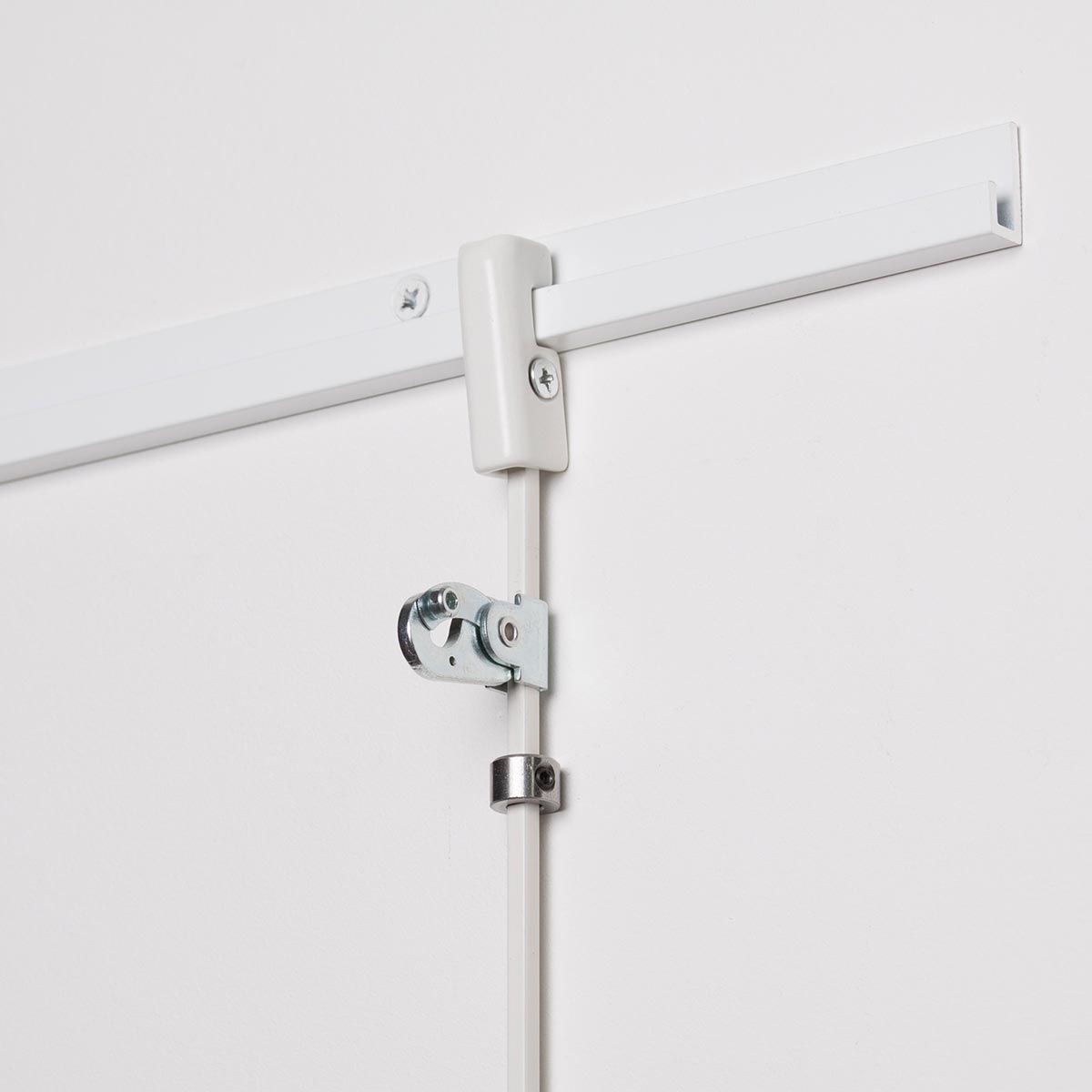 Belastbaar tot 40kg: j-rail max security stang + haak + security cap, verkrijgbaar in wit en lengtes tot 200 cm.