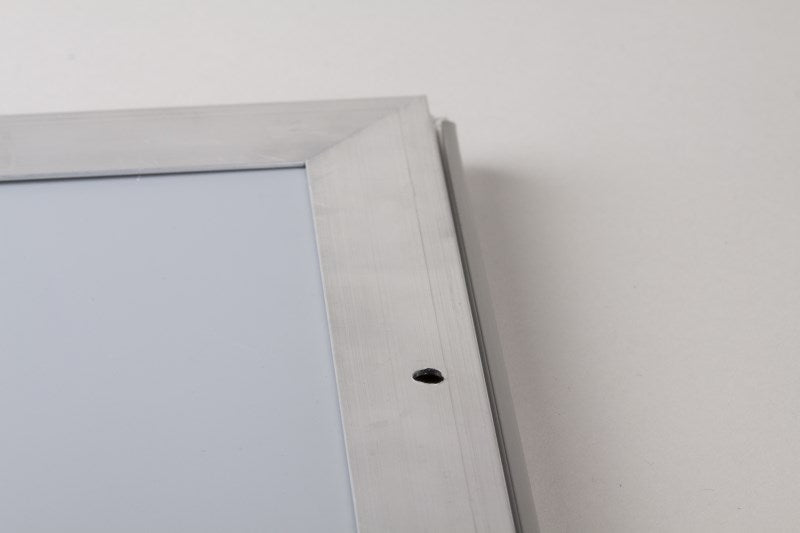 STAS kliklijsten zijn verkrijgbaar in profieldiktes van 25 mm en 32 mm voor een optimale presentatie.