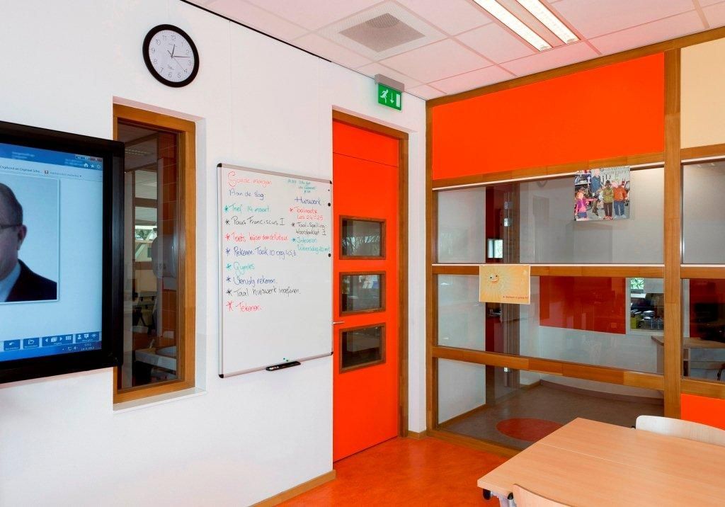 STAS whiteboard 90x120, eenvoudig te onderhouden met speciale whiteboardmarkers en reinigingsspray.