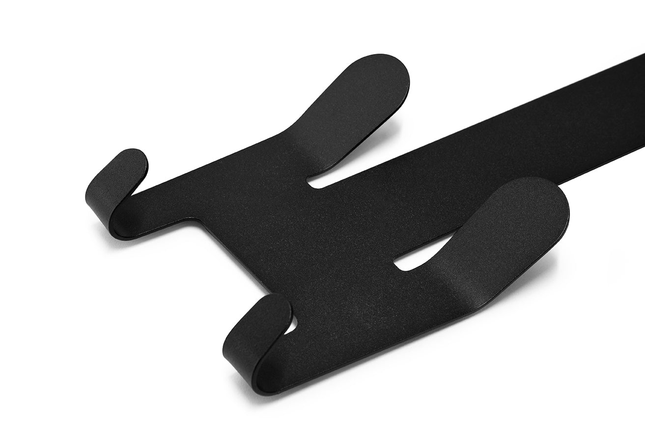 STAS tunica is een flexibele design kapstok die eenvoudig aan STAS rails kan worden opgehangen.