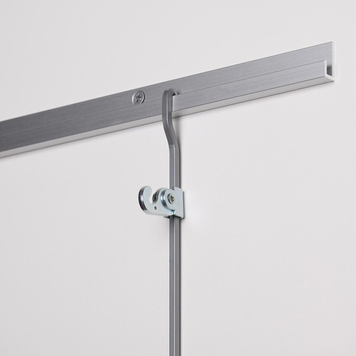 STAS j-rail max 200 cm, veelzijdig railsysteem voor elke wanddecoratiebehoefte.