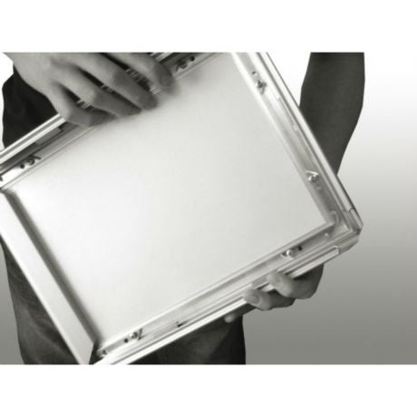 STAS kliklijsten hebben een geanodiseerd aluminium profiel en zijn voorzien van een ontspiegeld schutvel.