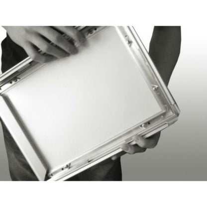 STAS kliklijsten hebben een geanodiseerd aluminium profiel en zijn voorzien van een ontspiegeld schutvel.